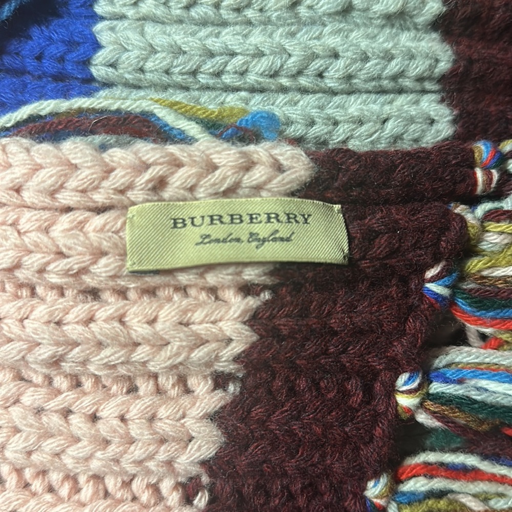 Burberry scarf - Picture 5 of 9